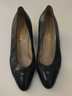 CHANEL Black Cap Toe Leather Classic Kitten Heel Pumps Navy Leather 38 US 7